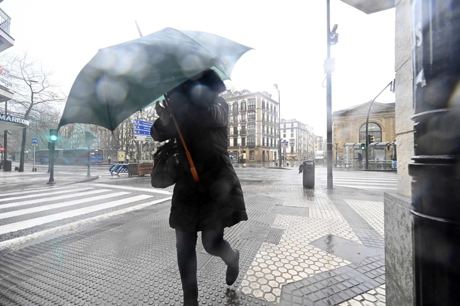 Jornada desapacible con viento, lluvia y olas | El Diario Vasco